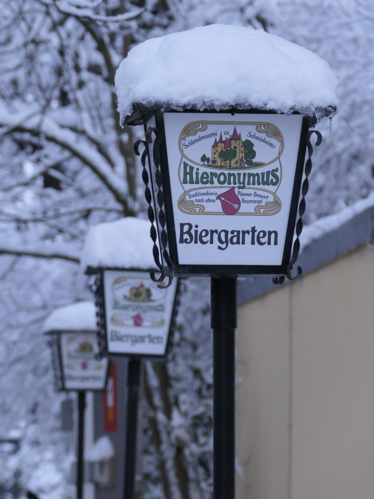 Heftige Schneeflle verzaubern Staufen: Burg, Schlossberg und die historische Altstadt mit Rathaus, Kirche, Marktplatz, Hotels, Restaurants und Geschften versinken in einem Traum von Wei. Impressionen aus dem Winter-Wunderland.