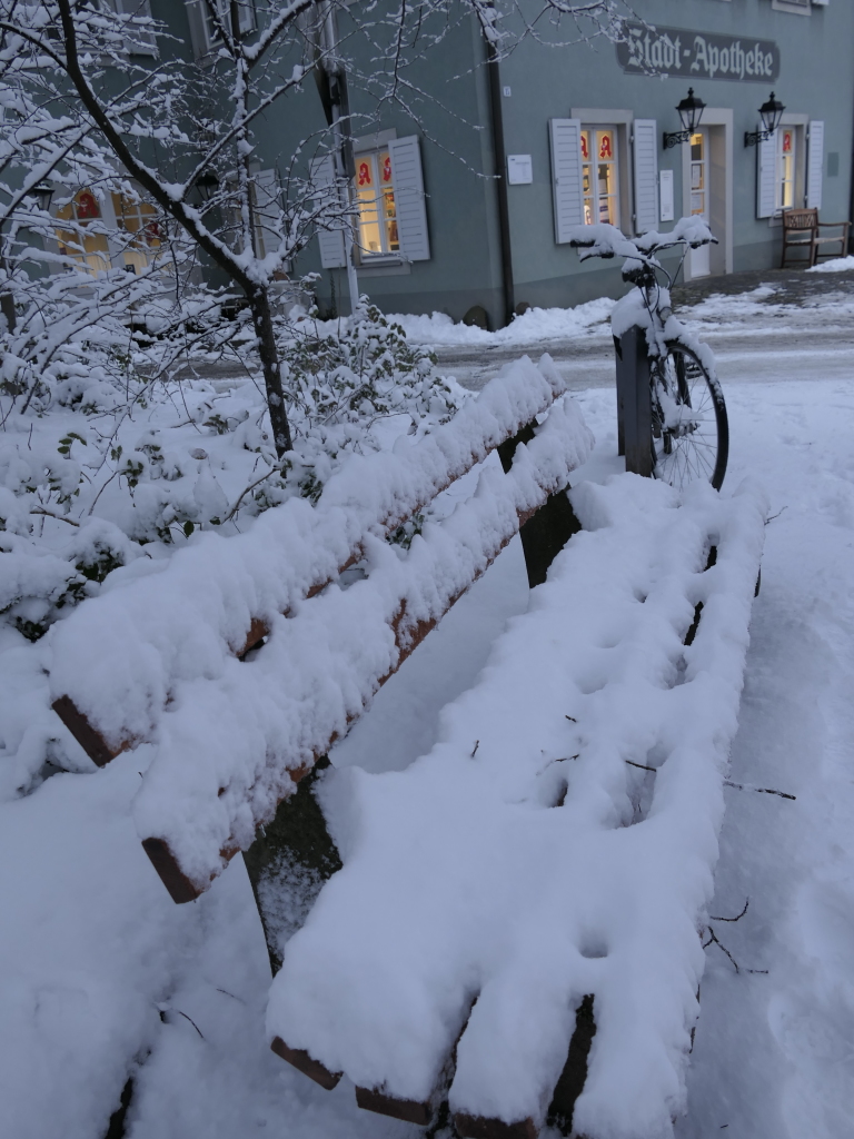 Heftige Schneeflle verzaubern Staufen: Burg, Schlossberg und die historische Altstadt mit Rathaus, Kirche, Marktplatz, Hotels, Restaurants und Geschften versinken in einem Traum von Wei. Impressionen aus dem Winter-Wunderland.