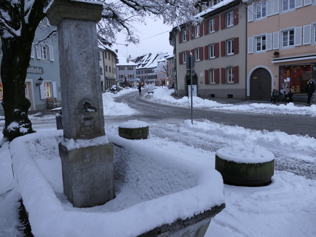 Heftige Schneeflle verzaubern Staufen: Burg, Schlossberg und die historische Altstadt mit Rathaus, Kirche, Marktplatz, Hotels, Restaurants und Geschften versinken in einem Traum von Wei. Impressionen aus dem Winter-Wunderland.