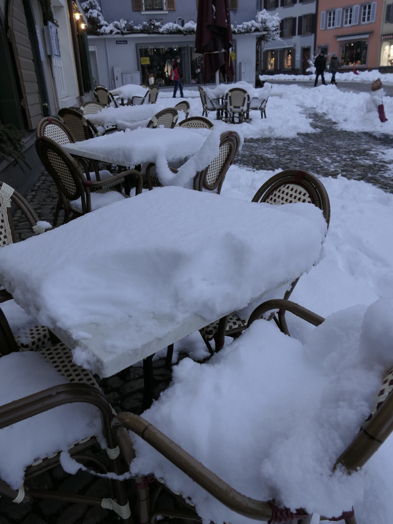 Heftige Schneeflle verzaubern Staufen: Burg, Schlossberg und die historische Altstadt mit Rathaus, Kirche, Marktplatz, Hotels, Restaurants und Geschften versinken in einem Traum von Wei. Impressionen aus dem Winter-Wunderland.