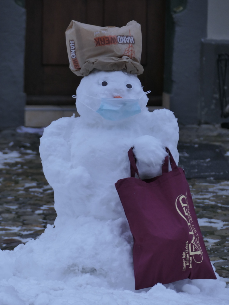 Heftige Schneeflle verzaubern Staufen: Burg, Schlossberg und die historische Altstadt mit Rathaus, Kirche, Marktplatz, Hotels, Restaurants und Geschften versinken in einem Traum von Wei. Impressionen aus dem Winter-Wunderland.