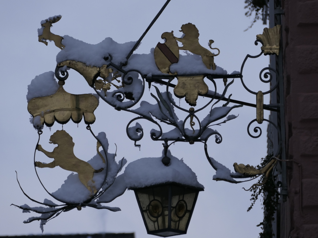 Heftige Schneeflle verzaubern Staufen: Burg, Schlossberg und die historische Altstadt mit Rathaus, Kirche, Marktplatz, Hotels, Restaurants und Geschften versinken in einem Traum von Wei. Impressionen aus dem Winter-Wunderland.