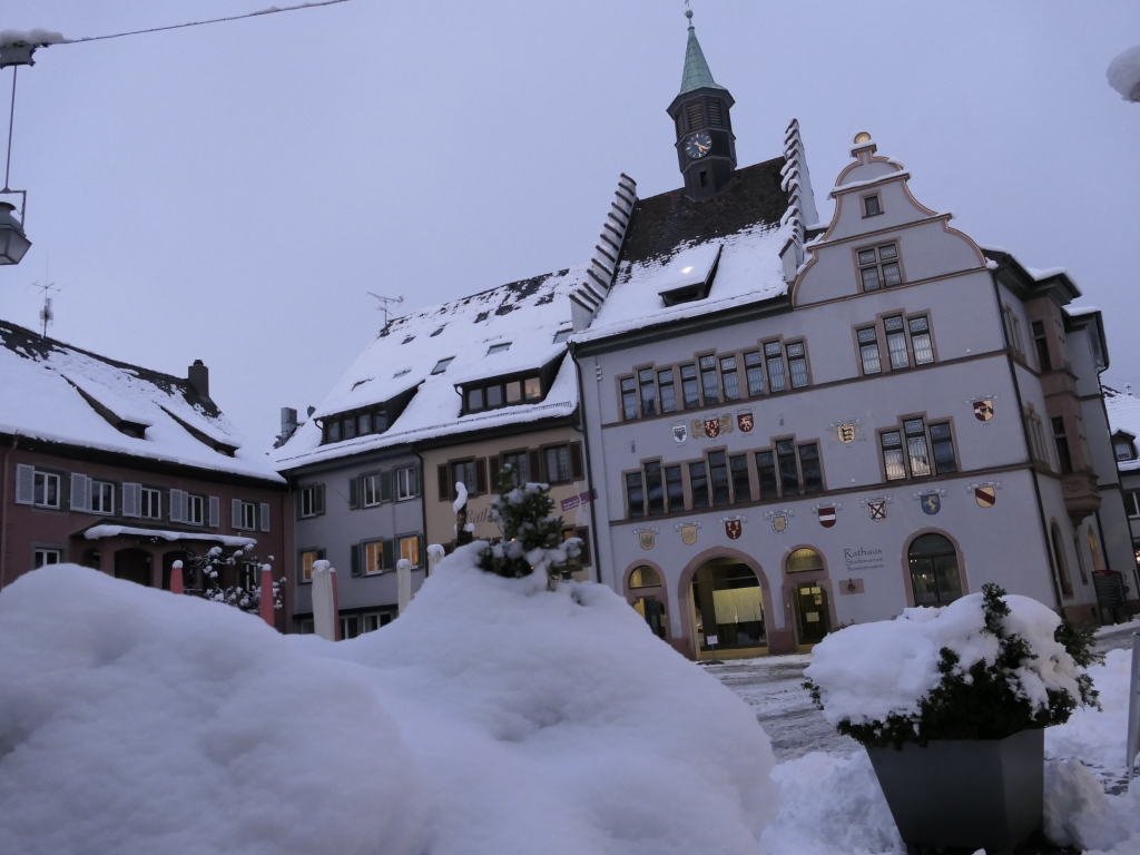 Heftige Schneeflle verzaubern Staufen: Burg, Schlossberg und die historische Altstadt mit Rathaus, Kirche, Marktplatz, Hotels, Restaurants und Geschften versinken in einem Traum von Wei. Impressionen aus dem Winter-Wunderland.