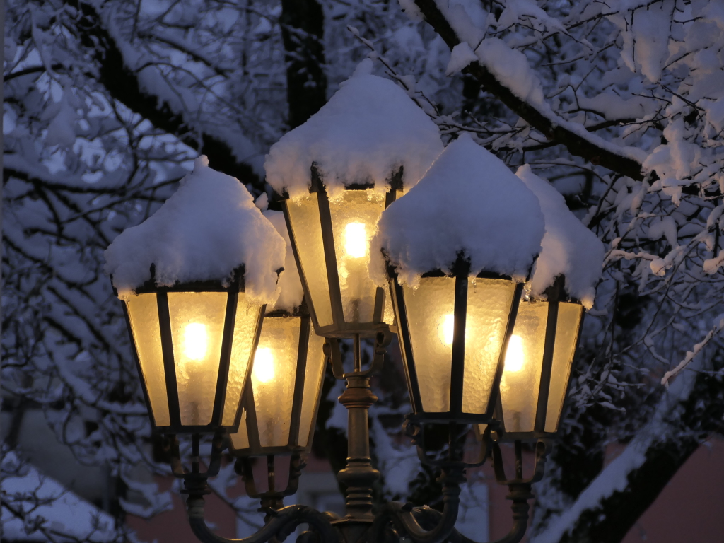 Heftige Schneeflle verzaubern Staufen: Burg, Schlossberg und die historische Altstadt mit Rathaus, Kirche, Marktplatz, Hotels, Restaurants und Geschften versinken in einem Traum von Wei. Impressionen aus dem Winter-Wunderland.