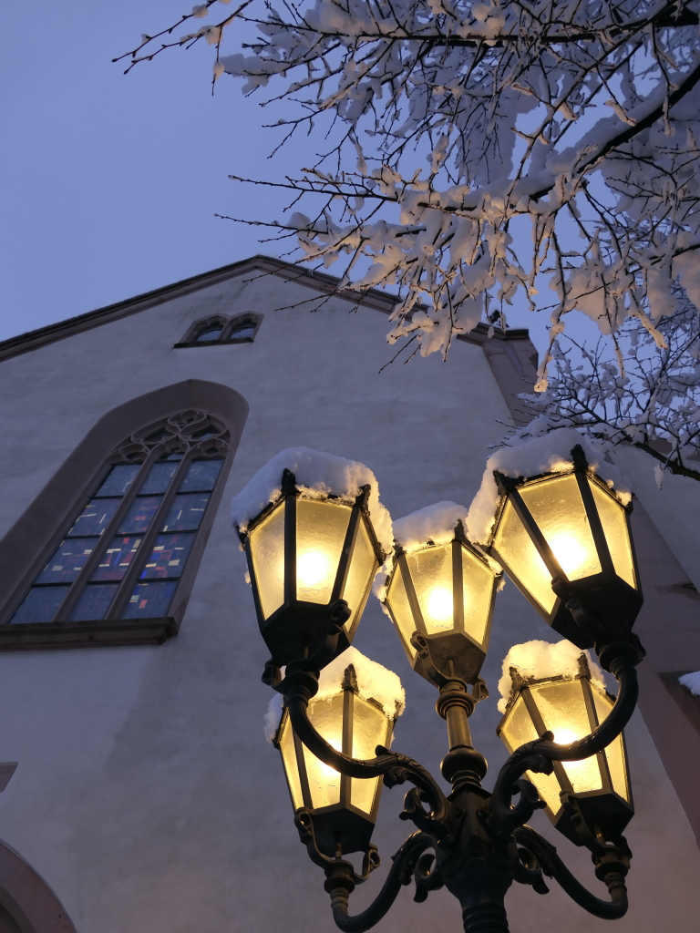 Heftige Schneeflle verzaubern Staufen: Burg, Schlossberg und die historische Altstadt mit Rathaus, Kirche, Marktplatz, Hotels, Restaurants und Geschften versinken in einem Traum von Wei. Impressionen aus dem Winter-Wunderland.