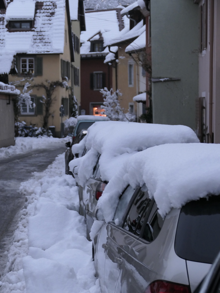 Heftige Schneeflle verzaubern Staufen: Burg, Schlossberg und die historische Altstadt mit Rathaus, Kirche, Marktplatz, Hotels, Restaurants und Geschften versinken in einem Traum von Wei. Impressionen aus dem Winter-Wunderland.