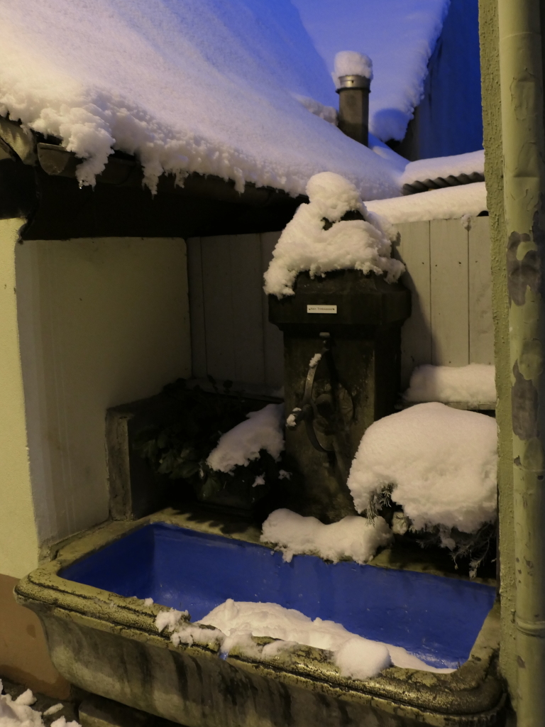 Heftige Schneeflle verzaubern Staufen: Burg, Schlossberg und die historische Altstadt mit Rathaus, Kirche, Marktplatz, Hotels, Restaurants und Geschften versinken in einem Traum von Wei. Impressionen aus dem Winter-Wunderland.