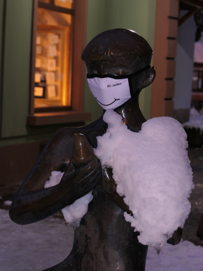 Heftige Schneeflle verzaubern Staufen: Burg, Schlossberg und die historische Altstadt mit Rathaus, Kirche, Marktplatz, Hotels, Restaurants und Geschften versinken in einem Traum von Wei. Impressionen aus dem Winter-Wunderland.