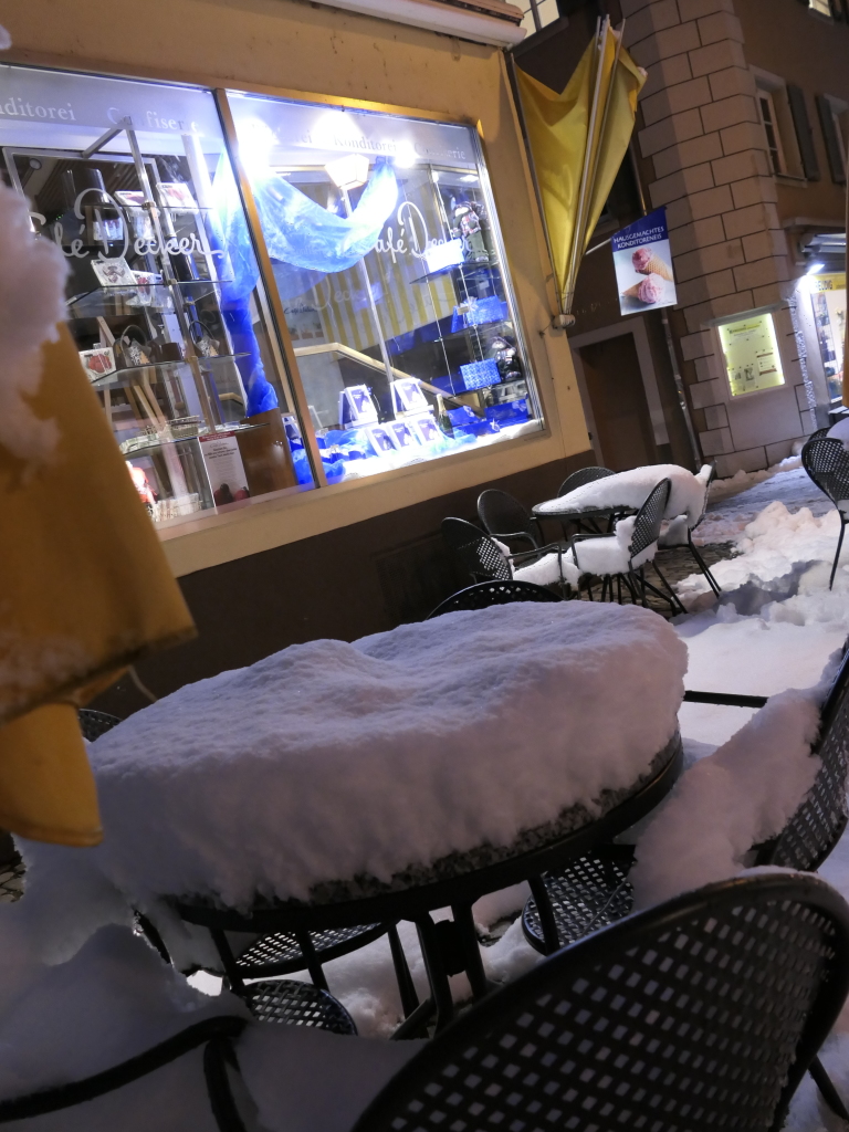 Heftige Schneeflle verzaubern Staufen: Burg, Schlossberg und die historische Altstadt mit Rathaus, Kirche, Marktplatz, Hotels, Restaurants und Geschften versinken in einem Traum von Wei. Impressionen aus dem Winter-Wunderland.