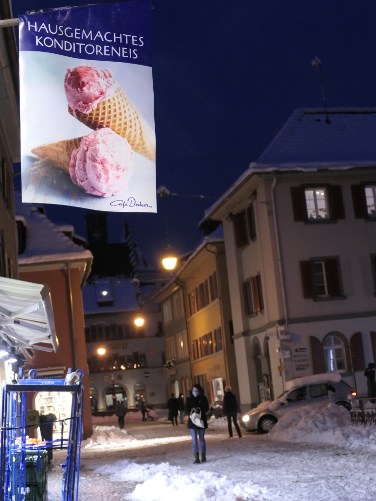 Heftige Schneeflle verzaubern Staufen: Burg, Schlossberg und die historische Altstadt mit Rathaus, Kirche, Marktplatz, Hotels, Restaurants und Geschften versinken in einem Traum von Wei. Impressionen aus dem Winter-Wunderland.