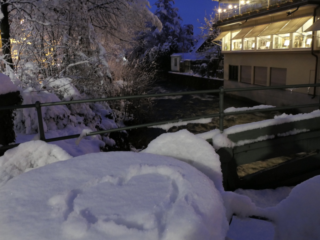 Heftige Schneeflle verzaubern Staufen: Burg, Schlossberg und die historische Altstadt mit Rathaus, Kirche, Marktplatz, Hotels, Restaurants und Geschften versinken in einem Traum von Wei. Impressionen aus dem Winter-Wunderland.