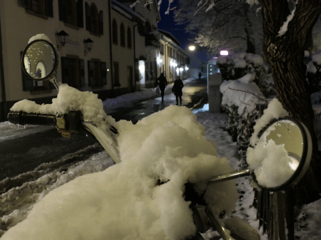 Heftige Schneeflle verzaubern Staufen: Burg, Schlossberg und die historische Altstadt mit Rathaus, Kirche, Marktplatz, Hotels, Restaurants und Geschften versinken in einem Traum von Wei. Impressionen aus dem Winter-Wunderland.