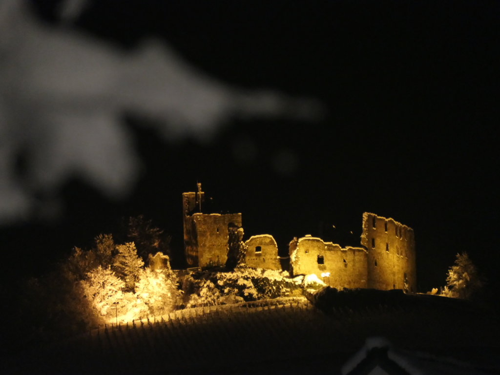 Heftige Schneeflle verzaubern Staufen: Burg, Schlossberg und die historische Altstadt mit Rathaus, Kirche, Marktplatz, Hotels, Restaurants und Geschften versinken in einem Traum von Wei. Impressionen aus dem Winter-Wunderland.