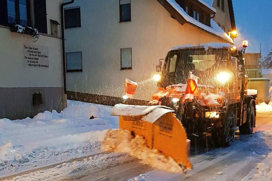Schnee zur Seite geräumt haben schon früh am Morgen Mitarbeiter der Bauhöfe.  | Foto: Andrea Gallien