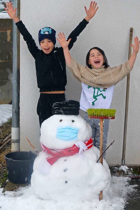 Sie  hatten ihren Spaß: Jonas und Isab...und einen Schneemann mit Maske gebaut.  | Foto: Andrea Gallien