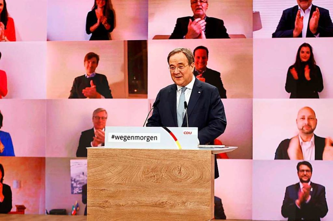 Applaus via Videowand: Armin Laschet k...er Wahl durch den digitalen Parteitag.  | Foto: ODD ANDERSEN (AFP)