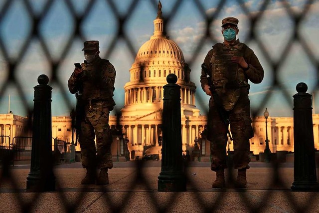 Die Nationalgarde  vor dem Capitol in Washington.  | Foto: CHIP SOMODEVILLA (AFP)