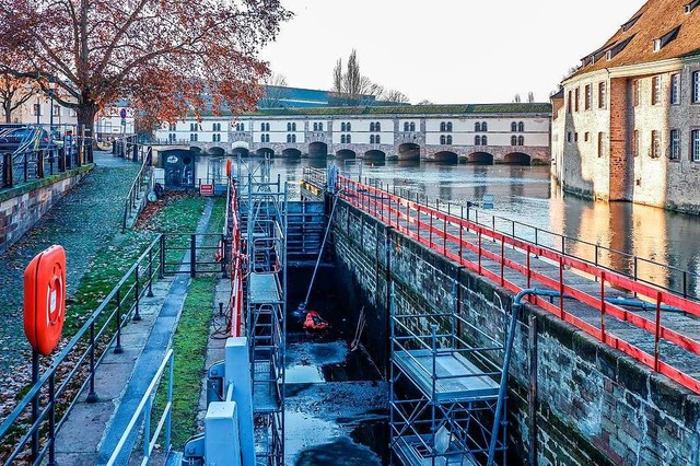 An der Schleuse im Straburger Altstad... France finden Wartungsarbeiten statt.  | Foto: Anne Telw