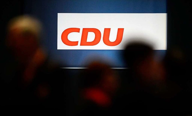 Das Logo der CDU bei einer Parteiveranstaltung.  | Foto: JOHN MACDOUGALL