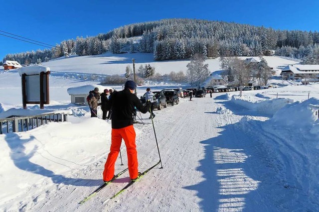 Das Winterwetter lockte viele Besucher... wie hier in Waldau am Schneeberglift.  | Foto: Gaby Beha