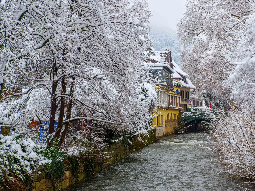 Heftige Schneeflle verzaubern Staufen: Burg, Schlossberg und die historische Altstadt mit Rathaus, Kirche, Marktplatz, Hotels, Restaurants und Geschften versinken in einem Traum von Wei. Impressionen aus dem Winter-Wunderland.