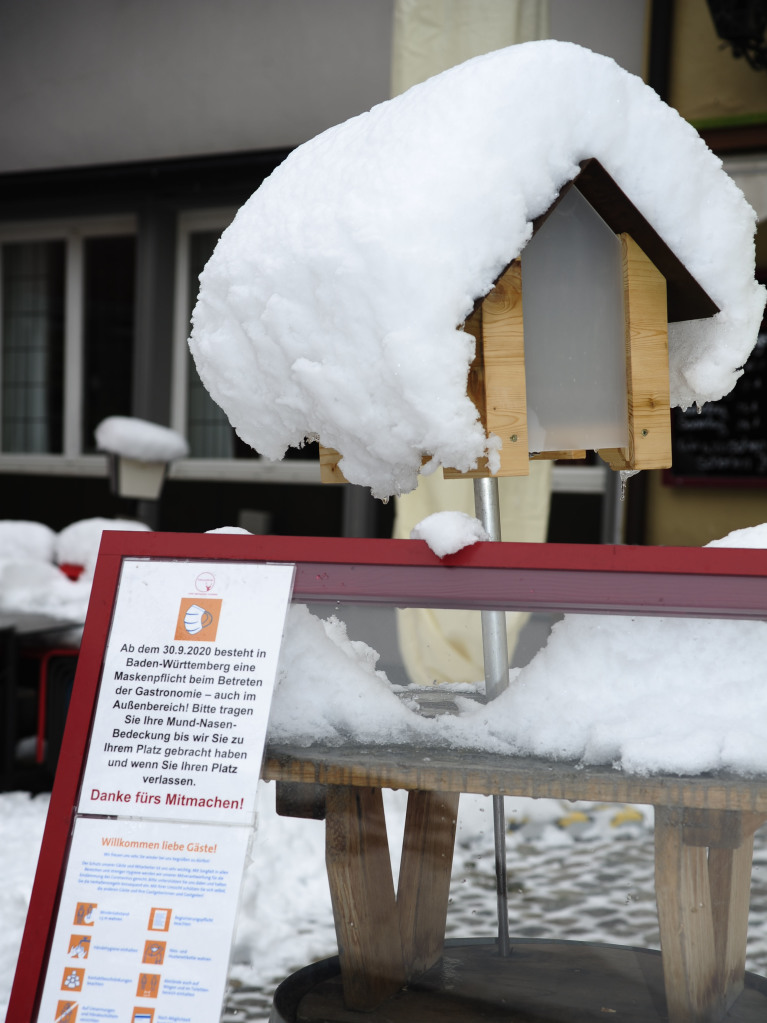 Heftige Schneeflle verzaubern Staufen: Burg, Schlossberg und die historische Altstadt mit Rathaus, Kirche, Marktplatz, Hotels, Restaurants und Geschften versinken in einem Traum von Wei. Impressionen aus dem Winter-Wunderland.