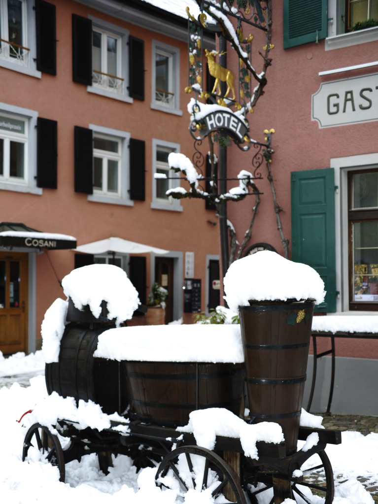 Heftige Schneeflle verzaubern Staufen: Burg, Schlossberg und die historische Altstadt mit Rathaus, Kirche, Marktplatz, Hotels, Restaurants und Geschften versinken in einem Traum von Wei. Impressionen aus dem Winter-Wunderland.