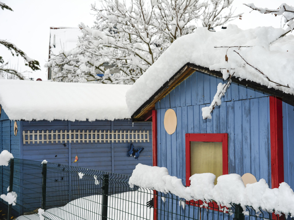 Heftige Schneeflle verzaubern Staufen: Burg, Schlossberg und die historische Altstadt mit Rathaus, Kirche, Marktplatz, Hotels, Restaurants und Geschften versinken in einem Traum von Wei. Impressionen aus dem Winter-Wunderland.