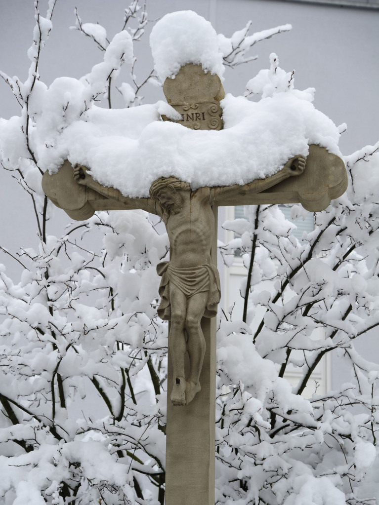 Heftige Schneeflle verzaubern Staufen: Burg, Schlossberg und die historische Altstadt mit Rathaus, Kirche, Marktplatz, Hotels, Restaurants und Geschften versinken in einem Traum von Wei. Impressionen aus dem Winter-Wunderland.