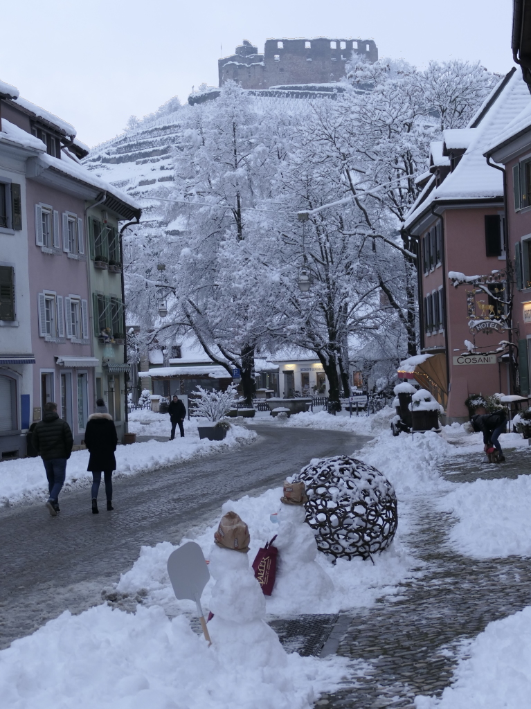 Heftige Schneeflle verzaubern Staufen: Burg, Schlossberg und die historische Altstadt mit Rathaus, Kirche, Marktplatz, Hotels, Restaurants und Geschften versinken in einem Traum von Wei. Impressionen aus dem Winter-Wunderland.