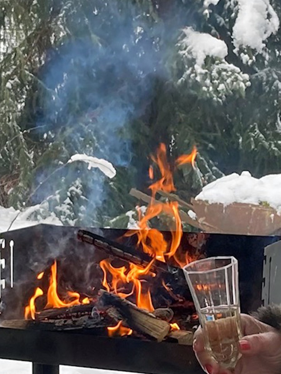 Feuer im Schnee und ein Glas Sekt dazu in Mahlberg
