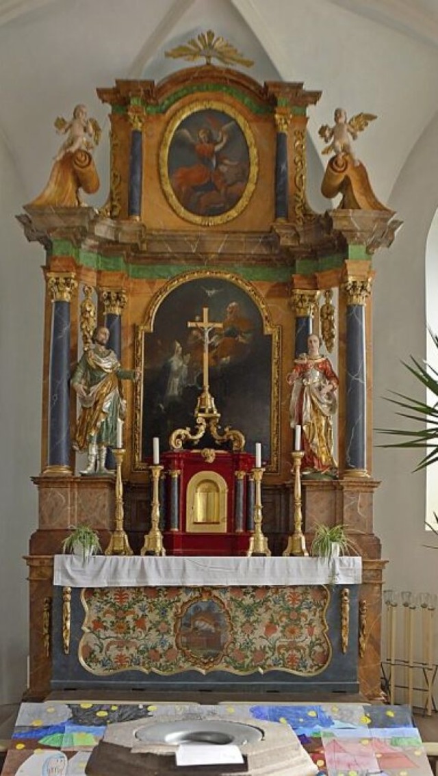 Der barocke Altar von 1732 ist wieder farbenprchtig wie frher.  | Foto: Horatio Gollin