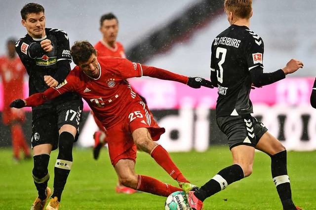 Die Freiburger Defensive mit Lukas Kb...ayern lange ganz gut unter Kontrolle.   | Foto: Achim Keller/SC Freiburg
