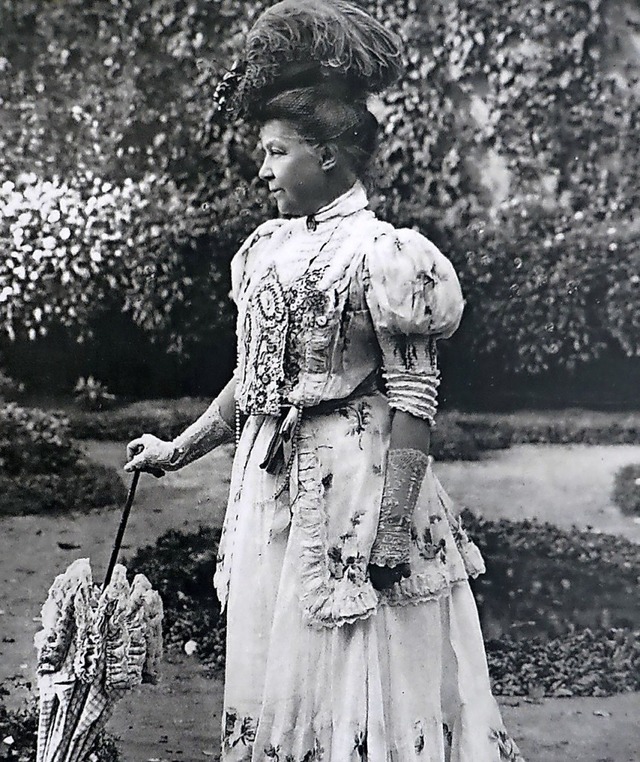 Das Cover der Biografie &#8222;Madame ...Mary Codman mit Sonnenschirm im Park.   | Foto: Roswitha Frey