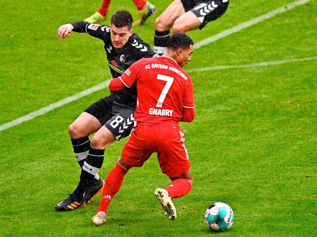 Gegen den FC Bayern Mnchen muss sich der SC Freiburg knapp geschlagen geben, die Spieler von Christian Streich verlieren in der Allianz Arena mit 1:2.