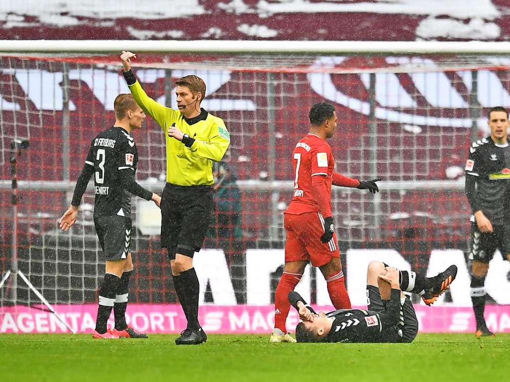 Gegen den FC Bayern Mnchen muss sich der SC Freiburg knapp geschlagen geben, die Spieler von Christian Streich verlieren in der Allianz Arena mit 1:2.