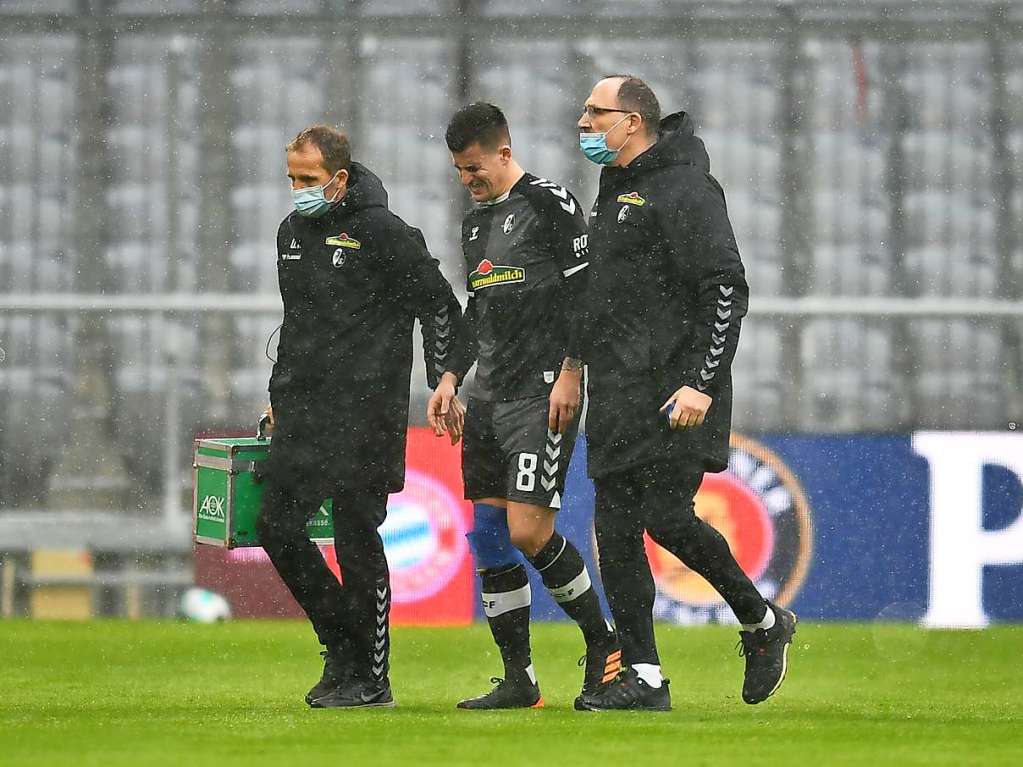 Gegen den FC Bayern Mnchen muss sich der SC Freiburg knapp geschlagen geben, die Spieler von Christian Streich verlieren in der Allianz Arena mit 1:2.