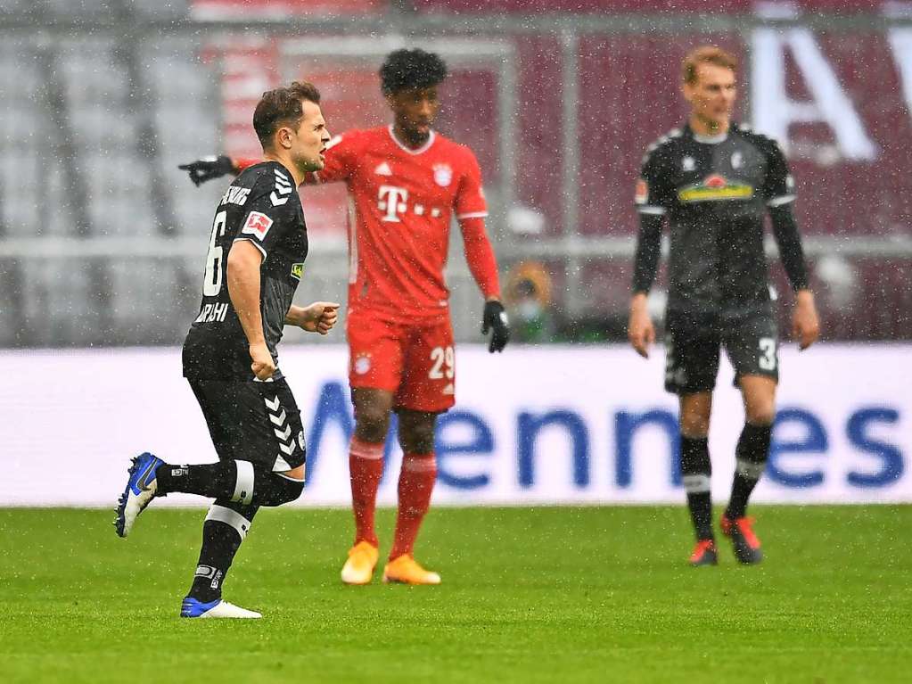 Gegen den FC Bayern Mnchen muss sich der SC Freiburg knapp geschlagen geben, die Spieler von Christian Streich verlieren in der Allianz Arena mit 1:2.