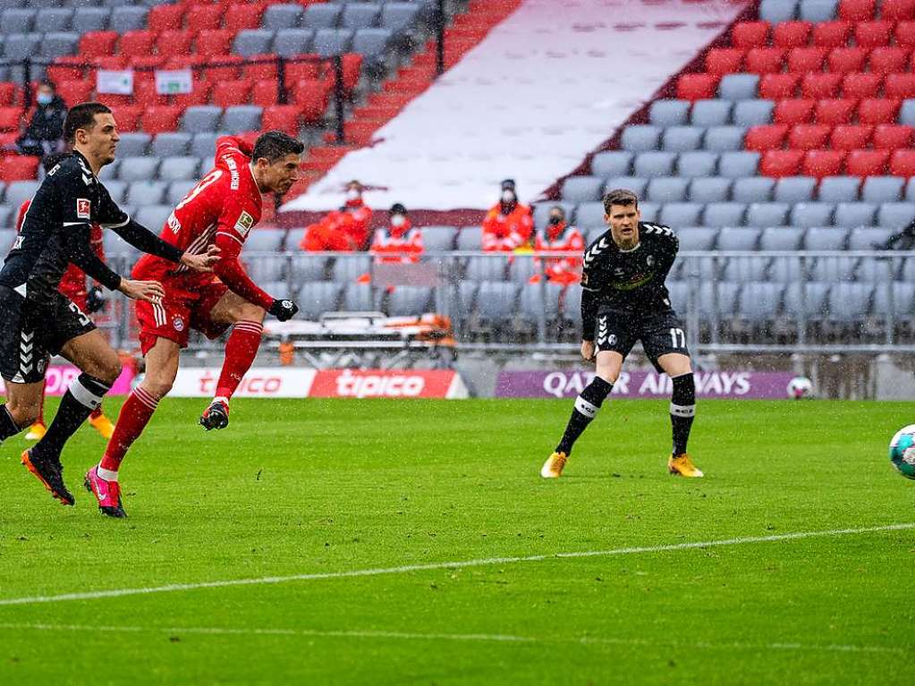 Gegen den FC Bayern Mnchen muss sich der SC Freiburg knapp geschlagen geben, die Spieler von Christian Streich verlieren in der Allianz Arena mit 1:2.