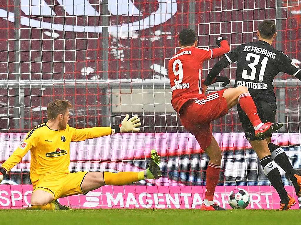 Gegen den FC Bayern Mnchen muss sich der SC Freiburg knapp geschlagen geben, die Spieler von Christian Streich verlieren in der Allianz Arena mit 1:2.