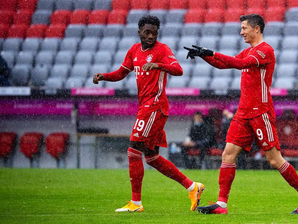 Gegen den FC Bayern Mnchen muss sich der SC Freiburg knapp geschlagen geben, die Spieler von Christian Streich verlieren in der Allianz Arena mit 1:2.