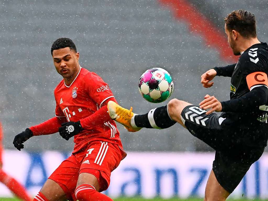 Gegen den FC Bayern Mnchen muss sich der SC Freiburg knapp geschlagen geben, die Spieler von Christian Streich verlieren in der Allianz Arena mit 1:2.