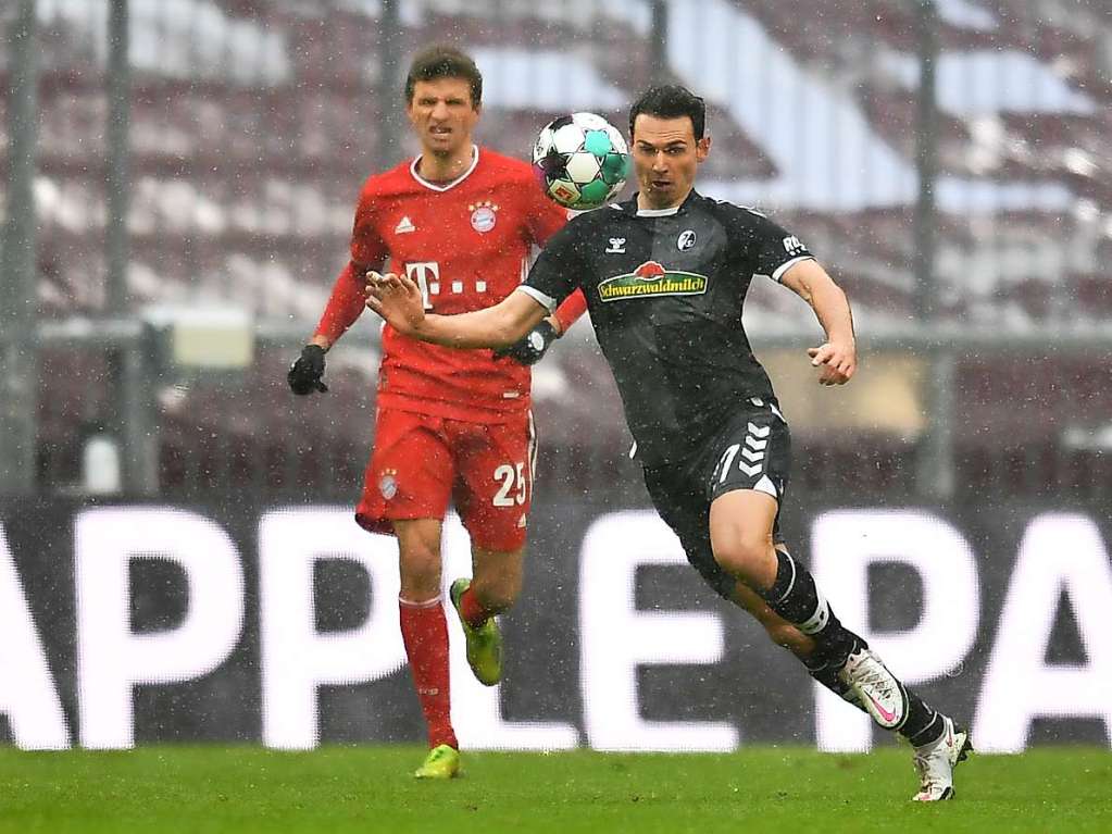 Gegen den FC Bayern Mnchen muss sich der SC Freiburg knapp geschlagen geben, die Spieler von Christian Streich verlieren in der Allianz Arena mit 1:2.