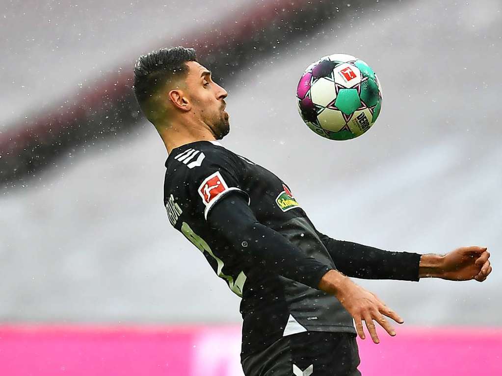 Gegen den FC Bayern Mnchen muss sich der SC Freiburg knapp geschlagen geben, die Spieler von Christian Streich verlieren in der Allianz Arena mit 1:2.