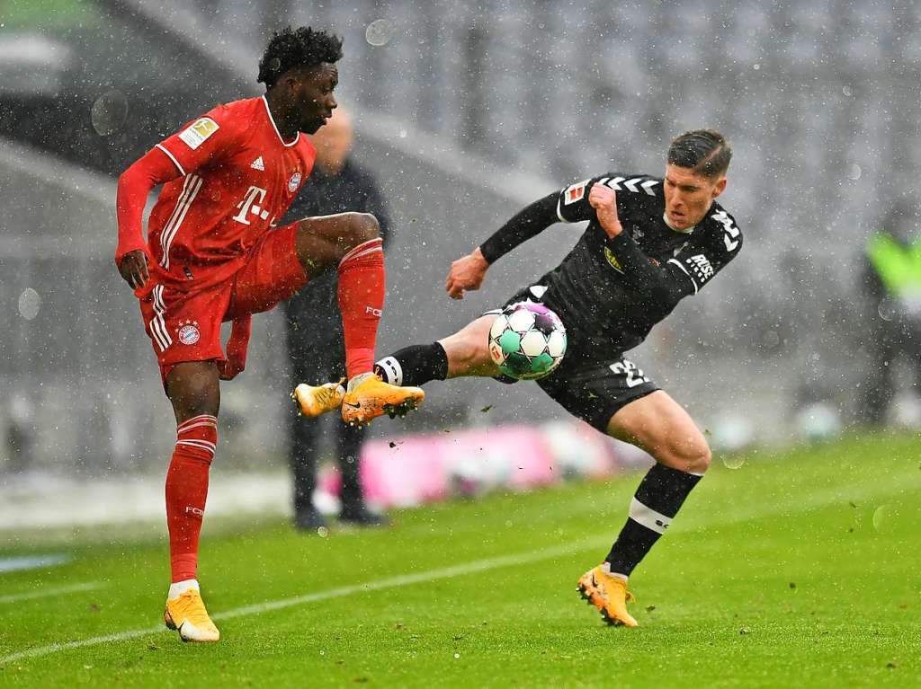 Gegen den FC Bayern Mnchen muss sich der SC Freiburg knapp geschlagen geben, die Spieler von Christian Streich verlieren in der Allianz Arena mit 1:2.