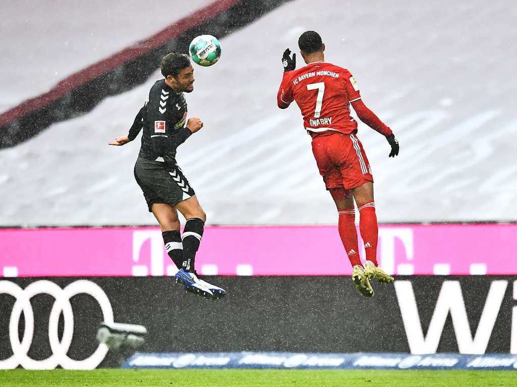 Gegen den FC Bayern Mnchen muss sich der SC Freiburg knapp geschlagen geben, die Spieler von Christian Streich verlieren in der Allianz Arena mit 1:2.