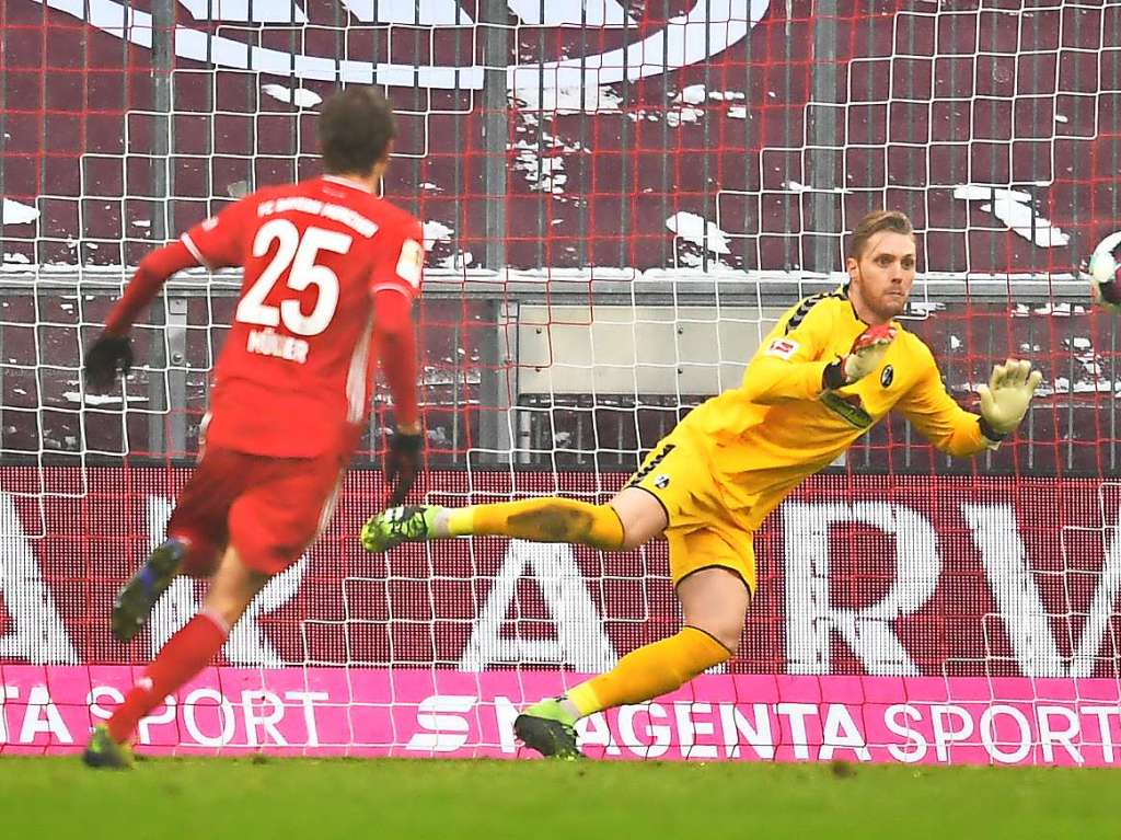 Gegen den FC Bayern Mnchen muss sich der SC Freiburg knapp geschlagen geben, die Spieler von Christian Streich verlieren in der Allianz Arena mit 1:2.