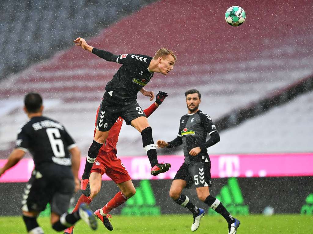 Gegen den FC Bayern Mnchen muss sich der SC Freiburg knapp geschlagen geben, die Spieler von Christian Streich verlieren in der Allianz Arena mit 1:2.