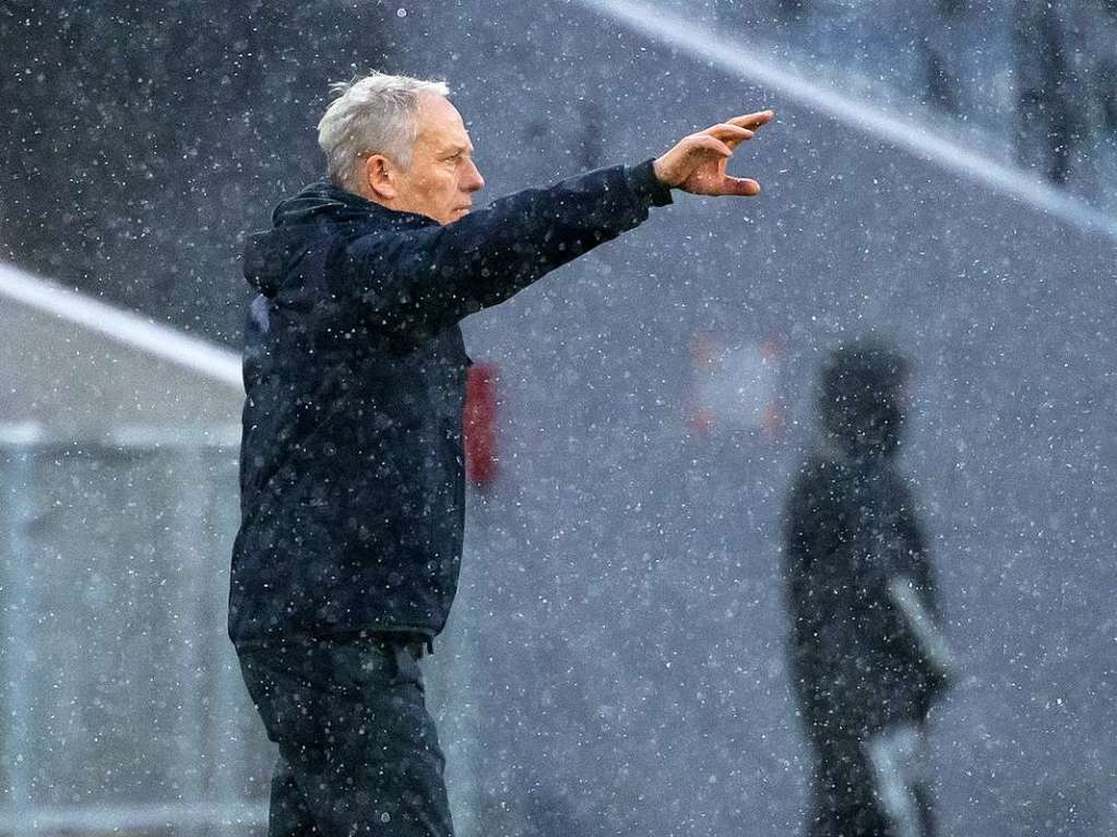 Gegen den FC Bayern Mnchen muss sich der SC Freiburg knapp geschlagen geben, die Spieler von Christian Streich verlieren in der Allianz Arena mit 1:2.