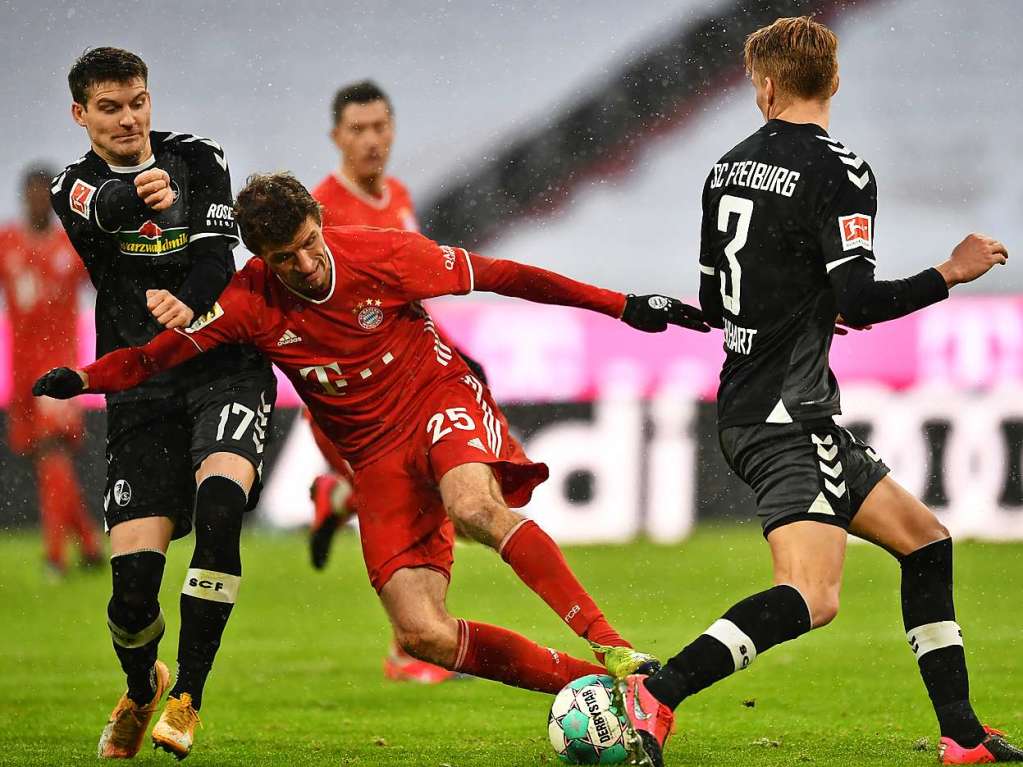 Gegen den FC Bayern Mnchen muss sich der SC Freiburg knapp geschlagen geben, die Spieler von Christian Streich verlieren in der Allianz Arena mit 1:2.